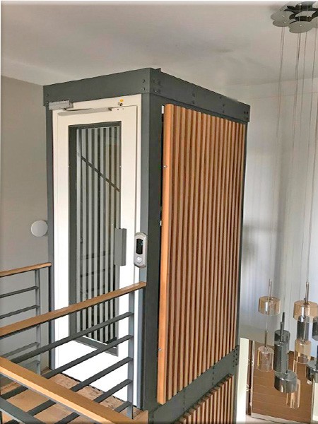 kabinli yaşlı asansörü