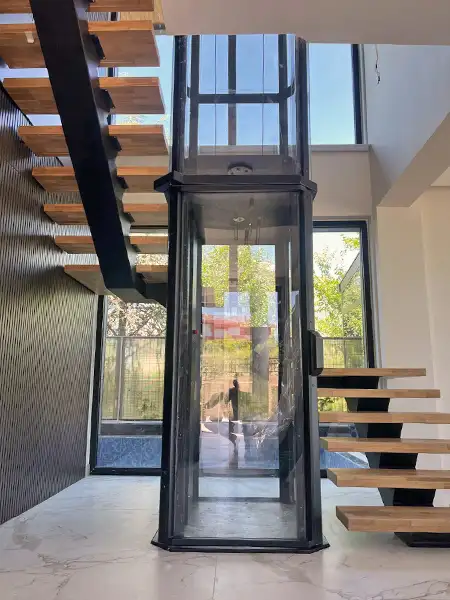 Villa içi dar merdiven boşluğunda montajlı kapalı tip engelli platformu
