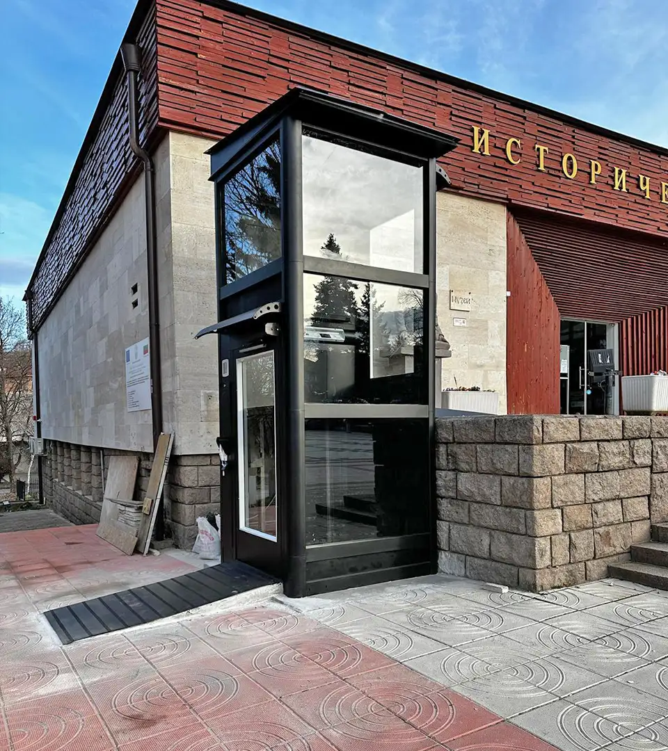 Binaya estetik katılmış Cam ve alüminyum kaplamalı asansör çözümü.