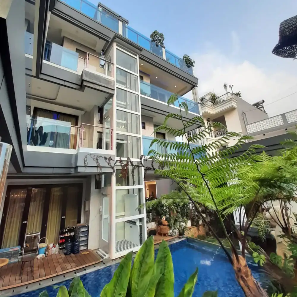 Dış Cephe Montajlı Kompakt Erişim Çözümü Villa cephesine entegre edilmiş cam kabinli dış cephe asansörü