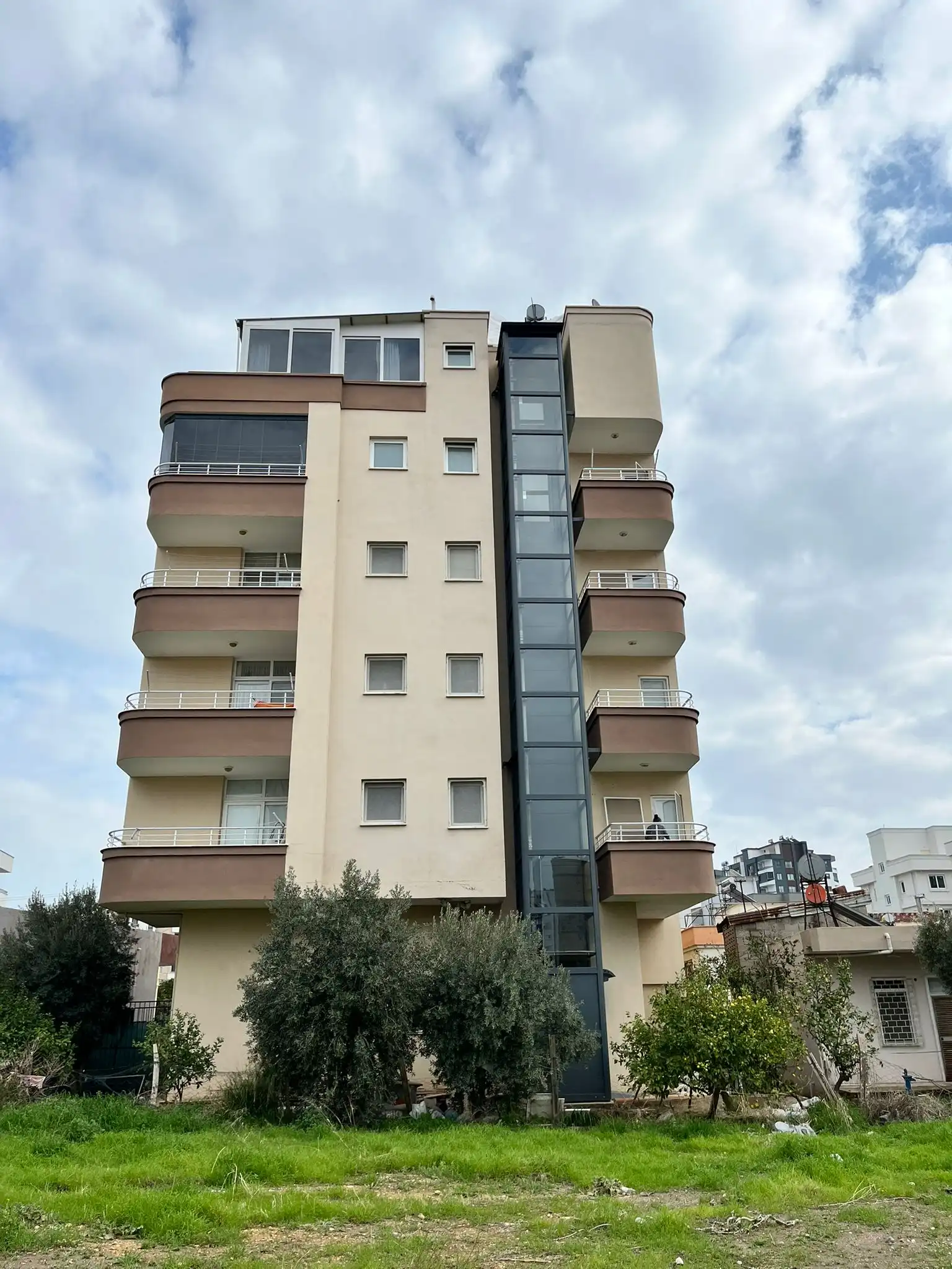 Zemin artı 5 katlı apartmanda 4 ve 5. katlara erişim sağlayan dış cephe asansörü uygulaması