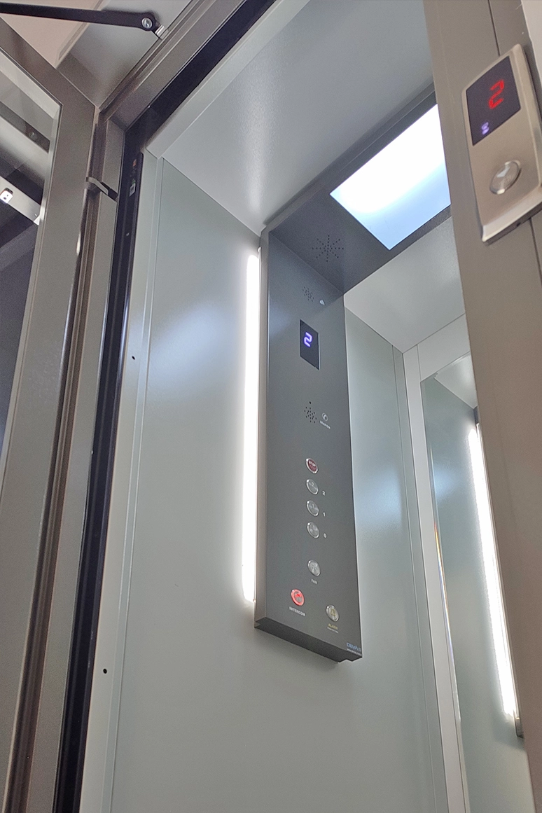 Asansör kabini içinde modern kontrol paneli ve aydınlatmalı iç tasarım